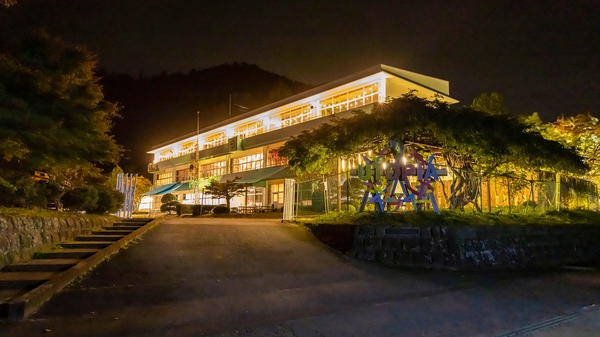 夜の校舎外観